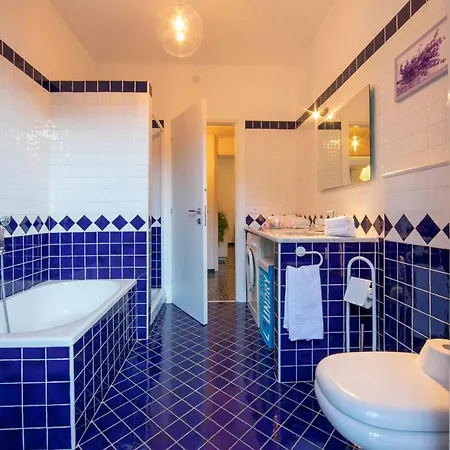 The Red Cat House Apartment